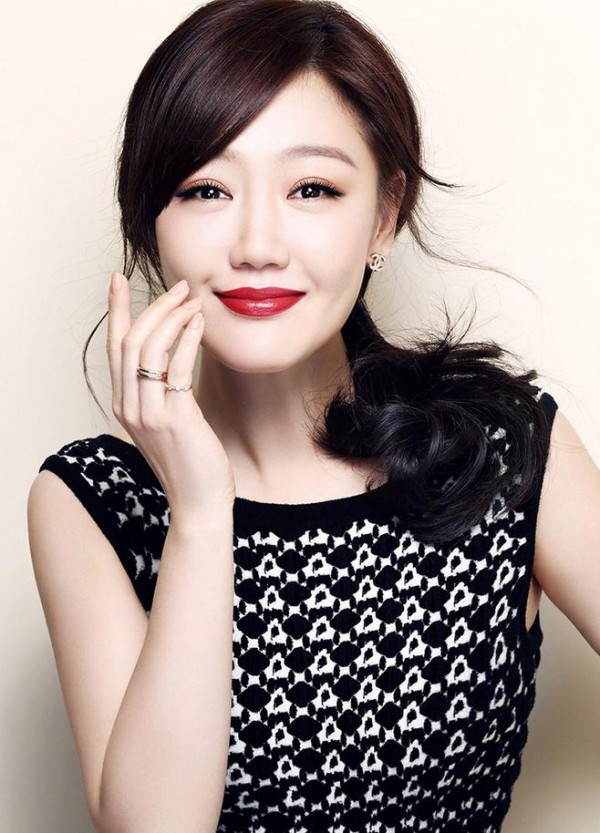 薛佳凝为什么驼背她皈依佛门了吗?薛佳凝和邓家佳太像的对比照