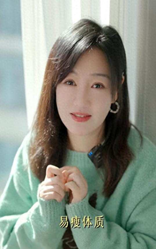 薛佳凝首度公开一天只吃1顿饭，回哈尔滨老家亲妹妹首次出镜漂亮