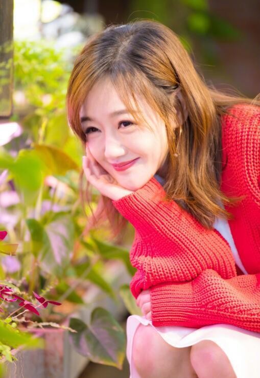 薛佳凝新恋情曝光?工作人员回应:是有血缘关系的弟弟