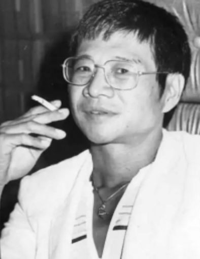 1957年，倪匡伪造多种公章证件介绍信，由内蒙古畏罪潜逃至广州