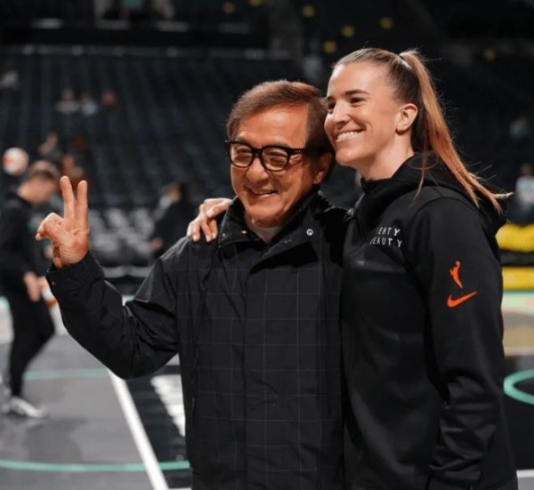 梦幻联动!成龙现身WNBA观战卫冕冠军 与女库里约内斯库合影