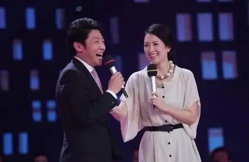 宇飞海:章子怡有一次接受采访,被问到:“为什么不嫁给撒贝宁”,章子怡用一句玩笑话回答了这个问题:“他给不了我安全感。”
章子怡和撒贝宁两个人相识于2010年的一个节目,主持人撒贝宁的幽默机智吸引了章子怡,随后开始了轰轰烈烈的恋情,然而这对被娱乐圈公认为的才子佳人,曾几次传出婚讯后低调分手。
章子怡和撒贝宁以前还没分手的时候,章子怡妈妈觉得章子怡和撒贝宁不般配:“子怡挣的钱,是他的好几倍,如果他...