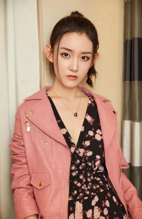 关晓彤称她是自己最爱的妹妹,赵露思请她吃火锅,这人缘真好