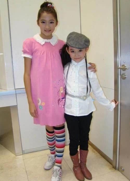 关晓彤称她是自己最爱的妹妹,赵露思请她吃火锅,这人缘真好