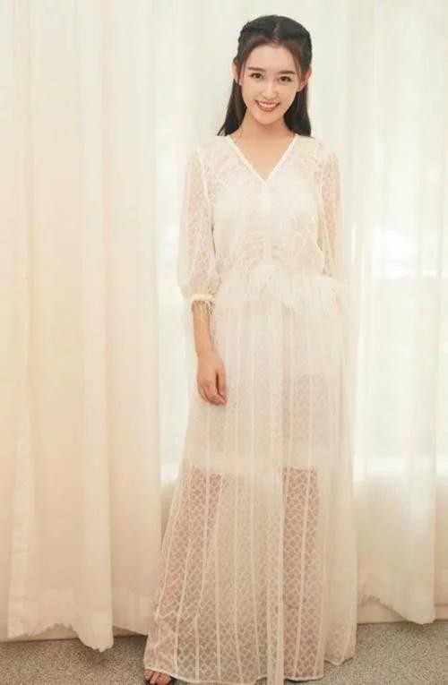 关晓彤称她是自己最爱的妹妹,赵露思请她吃火锅,这人缘真好