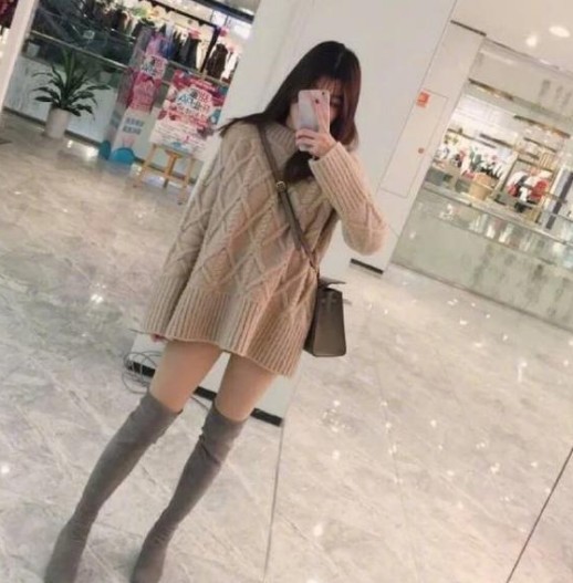 小蝴蝶说娱:肉色打底袜丑吗?怎么搭配好看?#时尚潮装搭配#
肉色打底袜穿不好就土气味十足,搭配好的话,就起到事半功倍的作用,修饰腿型,拉高身材比例,瞬间变成高个大美女。
首先肉色丝袜的颜色,基本上是接近皮肤的颜色,穿起来非常的逼真,不仔细看很难看出来是穿着丝袜。就因为丝袜接近皮肤的颜色,爱美的女生都穿肉色丝袜,来展现光腿的效果。
肉色丝袜根据季节的不同,厚度也会有所不同,满足保暖基本功能的同...