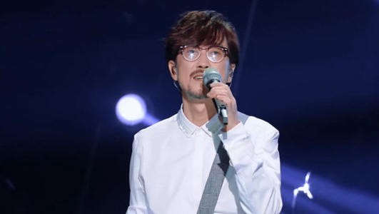 周传雄高情商回应与孟美岐争议:没有谁应该是谁的导师