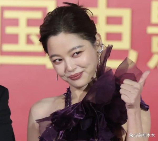 关晓彤陈都灵金鸡奖红毯同框 造型巧思引关注