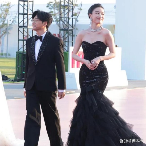 关晓彤陈都灵金鸡奖红毯同框 造型巧思引关注