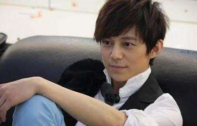 何炅是圈内出了名的大好人, 唯独视他为仇人, 两人碰面全程黑脸