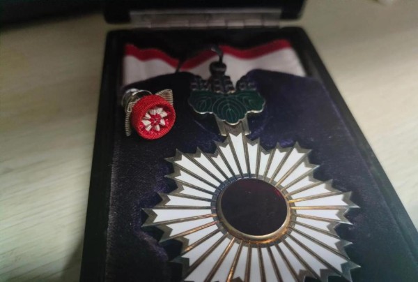 新加坡国务资政李显龙作为官二代,接受日本首相石破茂授予“旭日绶章”,彰显两国长期友好合作关系,体现小国务实平衡外交的必要战略