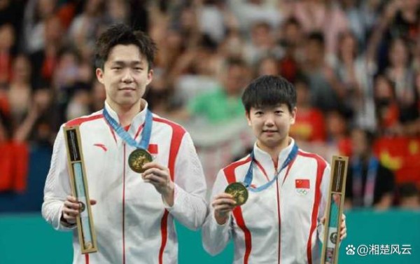 两大奥运冠军游影城,孙颖莎戴墨镜酷似大佬,陈清晨笑开了花