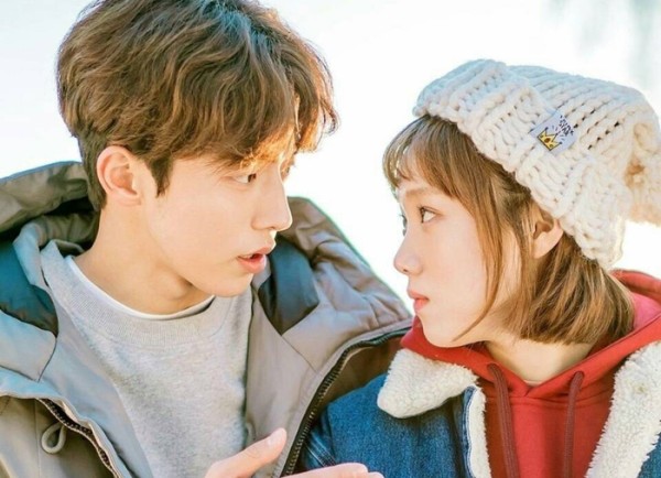 31岁李圣经近照曝光,穿糖果色大衣尽显可爱一面,颜值身材超完美