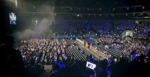 徐怀钰在演唱会上,调侃上座率:你们坐紧一点,没关系