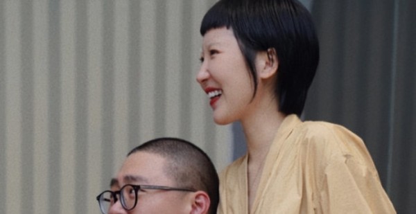 头婚多了一个7岁女儿的郝劭文,陪老婆继女餐厅吃饭,画面超温馨