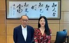 李湘与香港英皇电影公司老板杨受成在一起