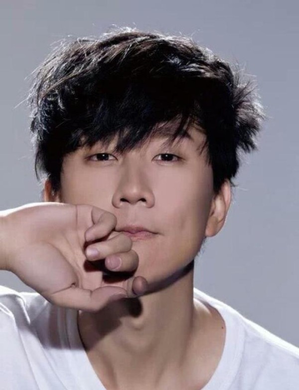 创作才子林俊杰的成名故事,年幼内向自卑,最后因为初恋而火