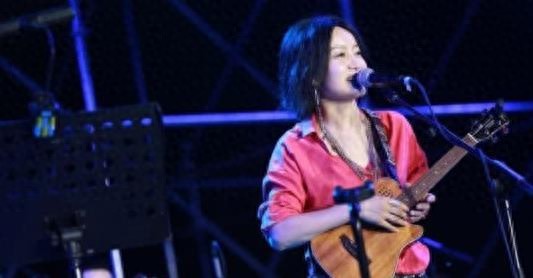 斯琴格日乐她上4次春晚,和恩师同居怀孕,被骗流产,如今51岁依然单身!