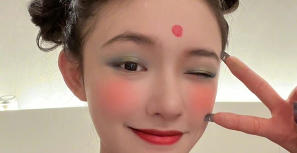 林允文艺汇演妆容与爸妈合照，太可爱了吧