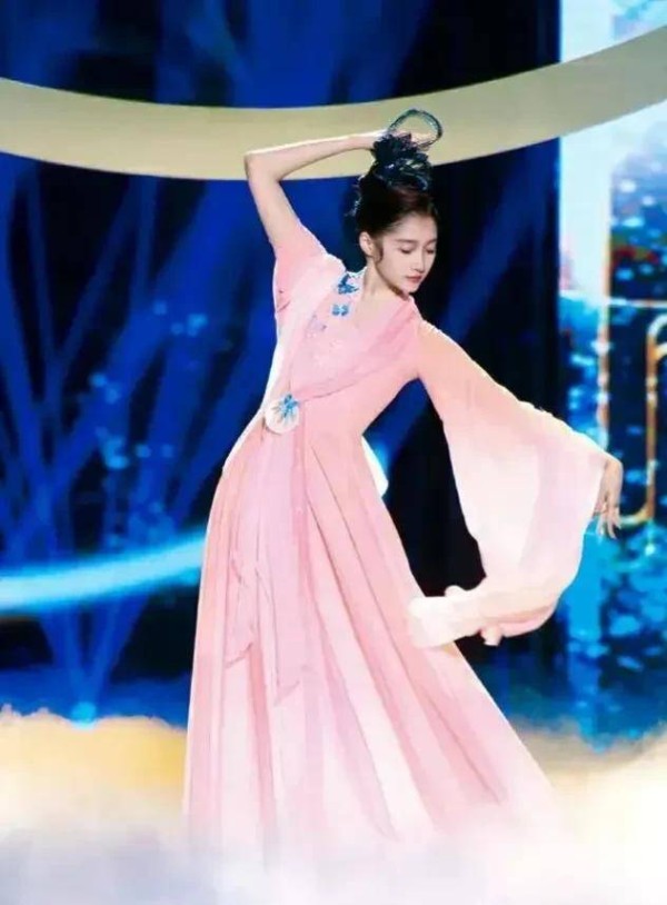 杨幂 虎年开年造型盘点,这七位女明星太美了