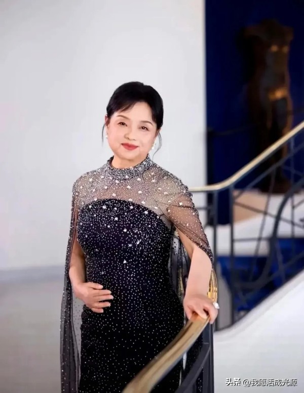 我愿活成光源:这两天翻开头条,页面上总有一个光芒耀眼的身影跃入眼帘,她就是亮相第78届戛纳红毯电影节现场的苏敏阿姨。
虽然她是自媒体时代光彩夺目的明星,凤毛麟角的网红,但有一句话我觉得说的非常好,“道不同不相为谋”,也许这句话不完全准确,因为苏敏人家根本就不知道我是谁,又何来什么道和谋,我想我的意思大家大体上能明白就行。
因为不感兴趣,两天时间过去了,刚刚才点开...