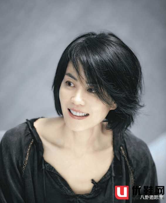 王菲聚会状态引争议,手捂口鼻神情焦急,助理搀扶快速离开疑哭泣