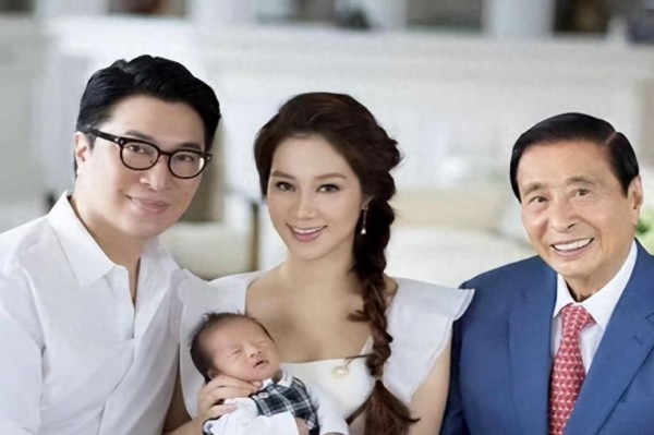 徐子淇豪门风范:善良大度,母性温柔