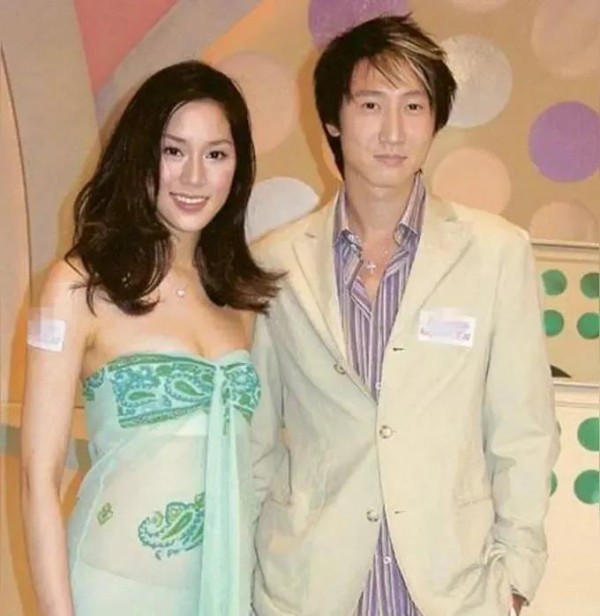 妹妹有哥哥:徐子淇四段感情
徐子淇的感情生活经历了四段不同的故事。
她的初恋是洪天明,著名影星洪金宝的儿子。两人因合作拍摄而相识,洪天明对徐子淇一见倾心,时常对她关怀备至。作为娱乐圈的新面孔,徐子淇也被他的魅力所吸引,恋情迅速被媒体曝光。徐子淇的母亲对此并不满意,尽管洪天明的家境相当优越,但在她眼中还是不够理想。她希望女儿能嫁入更富有的家庭,因此决定送徐子淇去伦敦大学留学,期望她能提升学识,并...