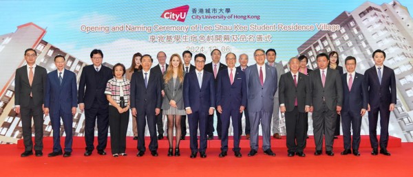 “千亿儿媳”徐子淇近况曝光,和李家诚出席捐赠仪式,同框好恩爱