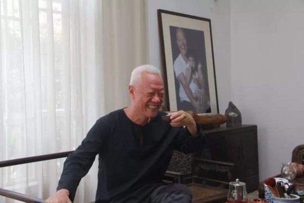 李亚鹏许巍等艺人聚会!69岁孙冕头发花白仍精神,曾陷性侵风波