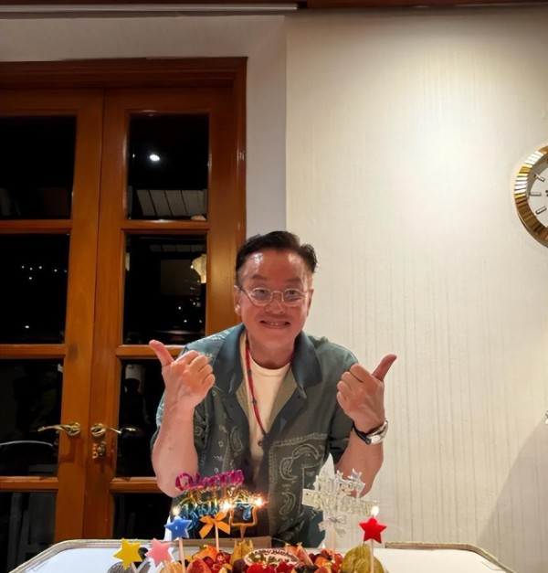 谭咏麟陈百祥重聚,30年踢球恩怨化解,兄弟情深暖人心