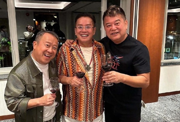 老友情深耐人寻味,谭咏麟陈百祥生日会同框和解