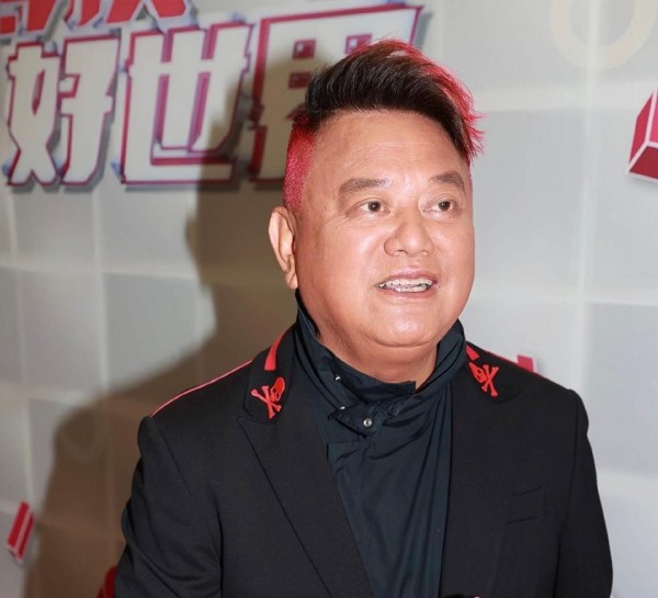 关系破冰!陈百祥谭咏麟生日会亲密合照,曾因足球队分成起风波