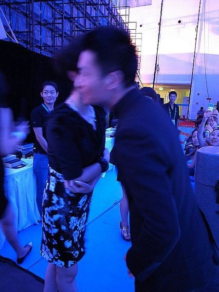 两人贴面热聊不避嫌