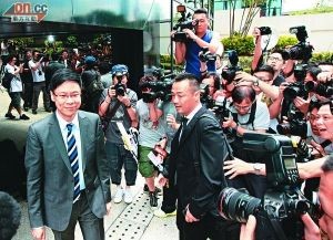 开路-陈志云每次出庭都会吸引众多媒体采访，王喜都会在身边担当保护角色，为其开路。