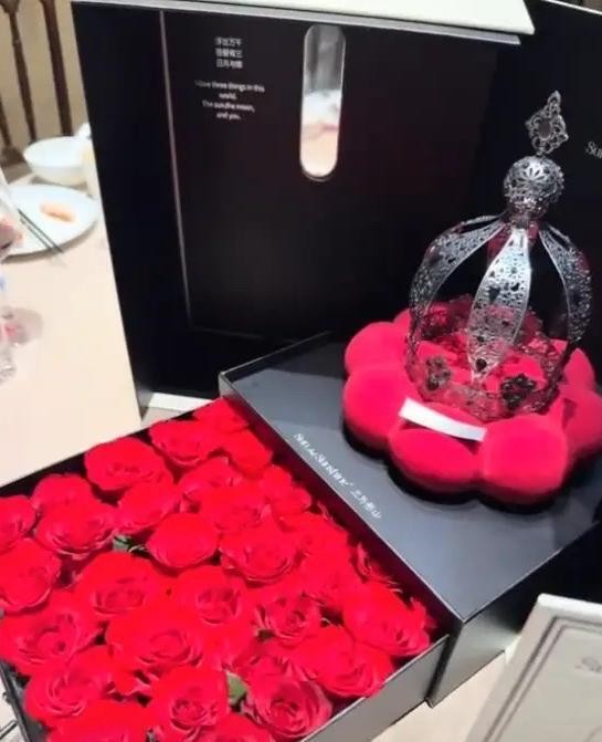 陈佩斯现身黄渤家宴,胡子花白精神棒,寿星姐姐的身份更不一般