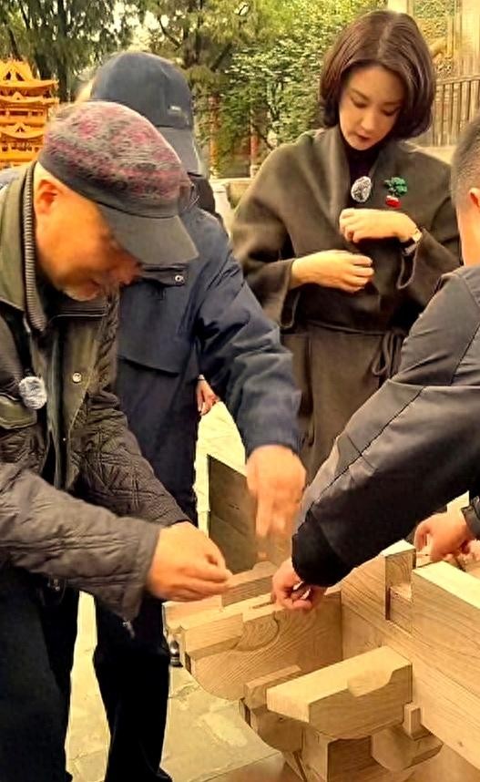 陈佩斯现身运城关帝庙,与刘芳菲亲密游览,被女粉丝们挽手合影