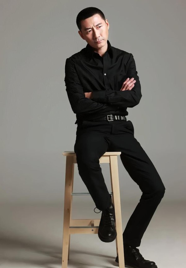 演员张子健怎么老成这样了?他满脸褶子,头发全白了,57岁像75岁