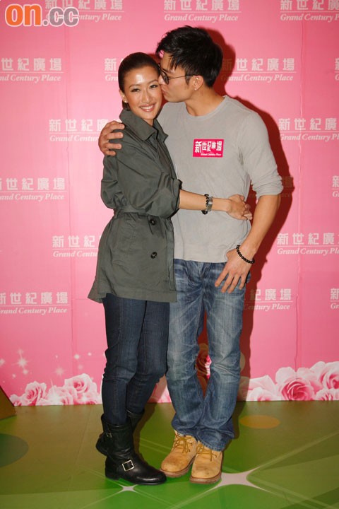 情到浓时安志杰即场向谢婷婷送吻!