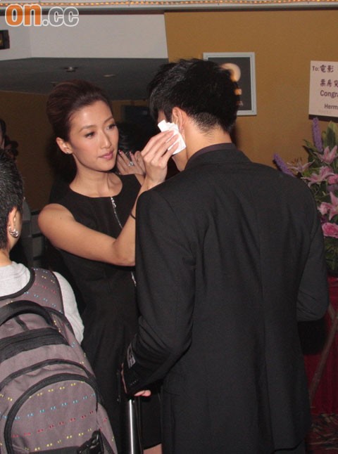 婷婷为志杰抹汗十分恩爱。