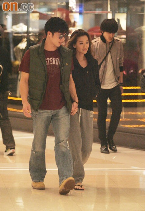 安志杰紧张保护谢婷婷 随行记者吓坏过路吕方