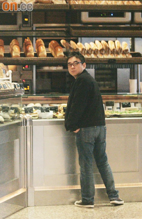 吕方独自到餐厅买外卖,发现记者拍照即一脸恐慌!