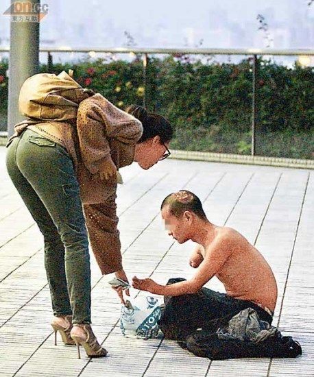 谢婷婷路边表善心 安志杰独自陪长辈喝茶