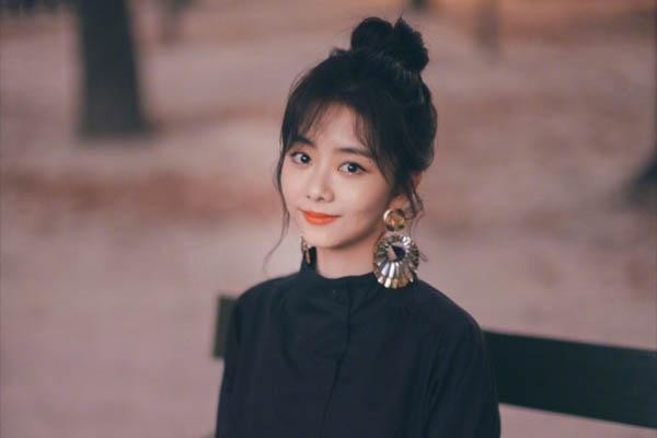 最低调的“女明星”，母亲出车祸去世，她一言不发承受一切