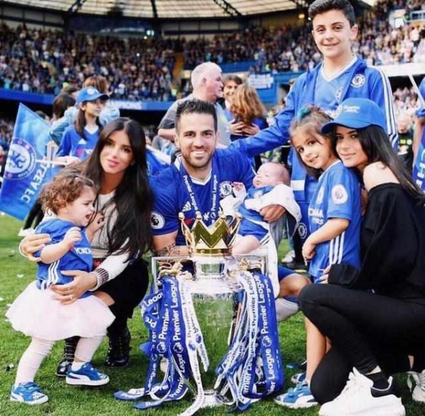 20岁的她有一个32岁的爸爸!法布雷加斯的女儿也太漂亮了吧