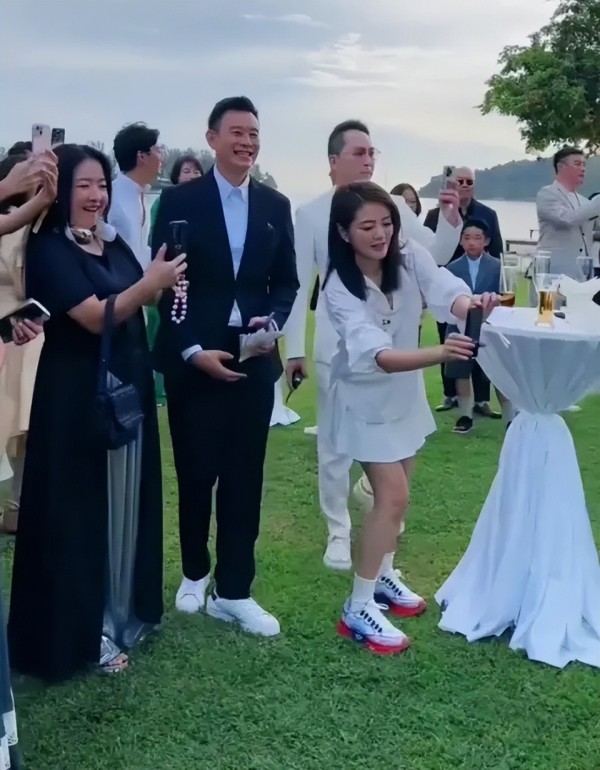 幸福梦碎!丈夫被判14年后,安以轩低调现身