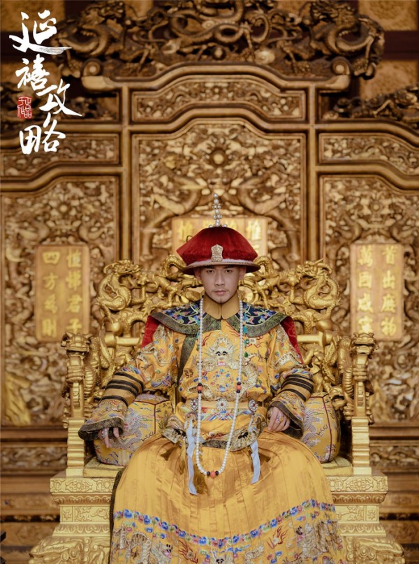 聂远一家三口走机场，变身奶爸宠溺女儿，“正宫娘娘”衣品超赞