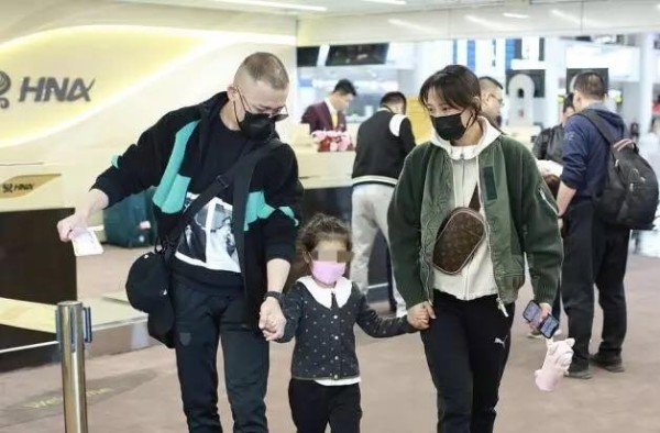 聂远一家三口走机场，变身奶爸宠溺女儿，“正宫娘娘”衣品超赞