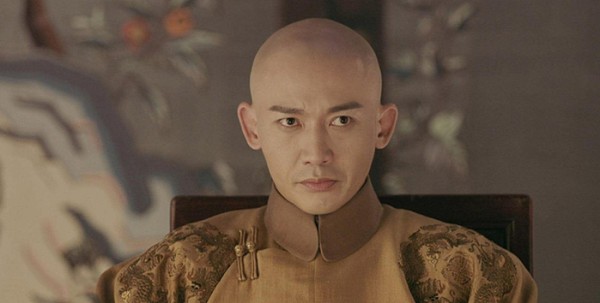 聂远一家三口走机场，变身奶爸宠溺女儿，“正宫娘娘”衣品超赞