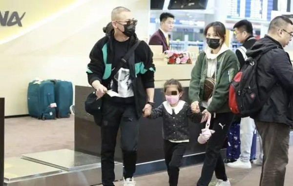 聂远一家三口走机场，变身奶爸宠溺女儿，“正宫娘娘”衣品超赞